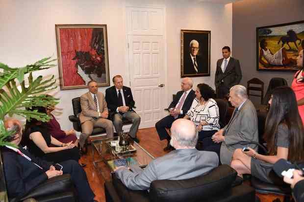El nuevo ministro de Cultura, Eduardo Selman, reunido con funcionarios y familiares en la sede del Ministerio de Cultura.
