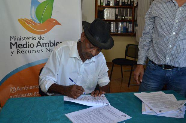 Agricultor firma convenio.