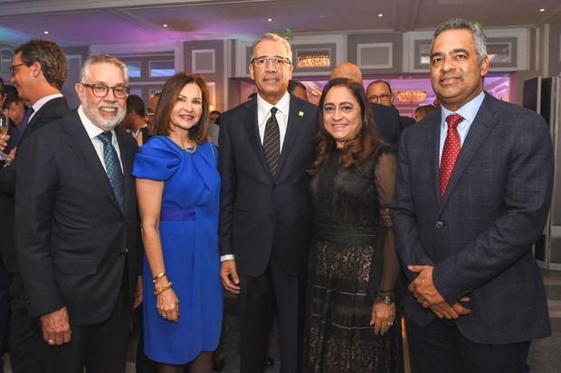 Campos De Moya, Alexandra de De Moya, Simón Lizardo Mézquita, Jacqueline Ortiz de Lizardo y Joel Santos.