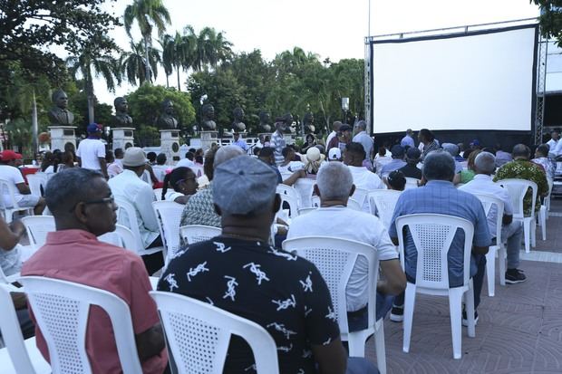 Público asistente a la presentación del documental “Caamaño. Militar a Guerrillero”.