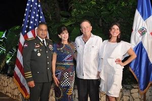 La familia de Robin Bernstein junto a autoridades militares