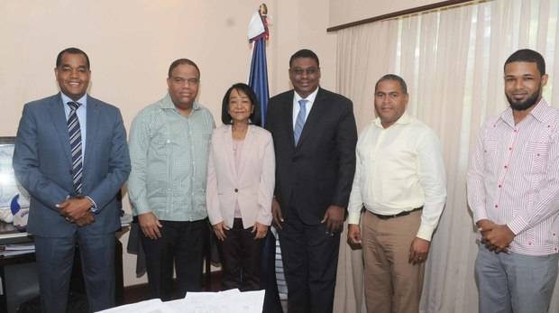 Danilo Díaz, ministro de Deportes, junto a miembros del Comité Organizador de la Copa Esmeralda de Boxeo Monte Plata 2017. 