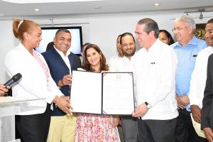 Alcaldía de Higuey reconoce labor ministro de Turismo y lo declara Visitante Distinguido
