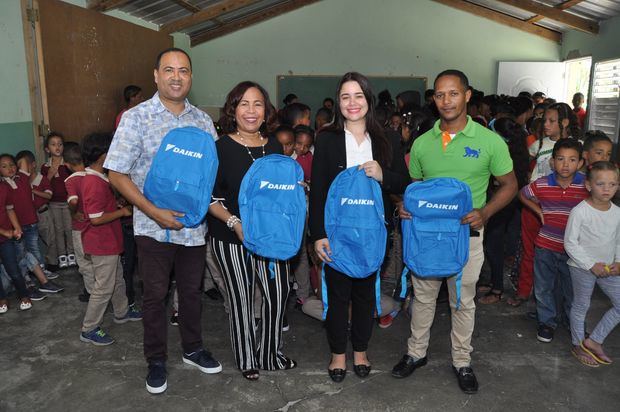 Ramón Almánzar, Zoila Puello, Leslie Taveras y Eugenio Peña Payano durante la entrega de las mochilas con sus útiles.