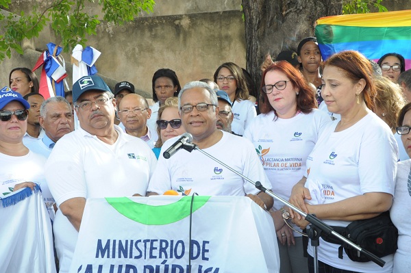 Ministro de Salud acompañado de representantes de diversas instituciones