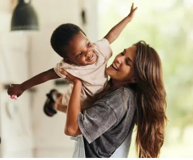 Madres felices con sus hijos e hijas.