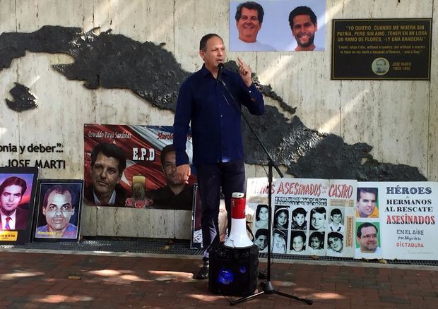 El presidente del Tribunal Supremo en el exilio de Venezuela, Miguel Ángel Martín, habla durante un acto celebrado este domingo, en el Memorial Cubano de la Pequeña Habana, en Miami, EE.UU.