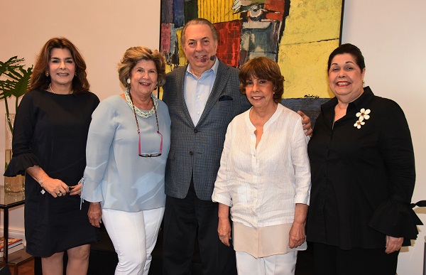Damas de la Fundación Amigos del Teatro Nacional junto al ministro de Cultura, Arq. Eduardo Selman.