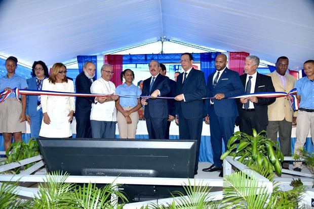 El presidente Danilo Medina inauguro dos modernos centros educativos del nivel primario en el municipio de Boca Chica.