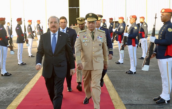 Danilo Medina al momento de partir a México