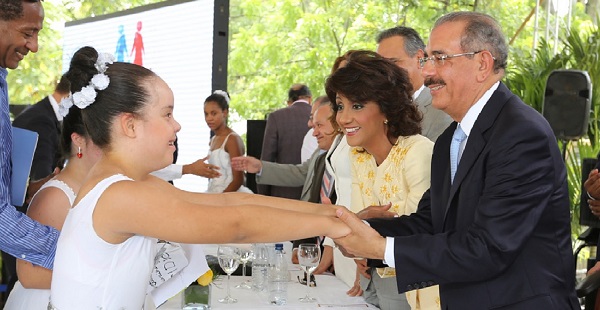Danilo Medina y la primera Dama comparten con personas con discapacidad