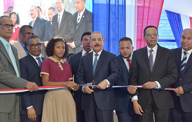 Corte de cinta del presidente Danilo Medina en el Liceo Berca Morel Castillo, el cual impactará a 420 estudiantes del sector Arroyo La Sabana y otras comunidades aledañas.