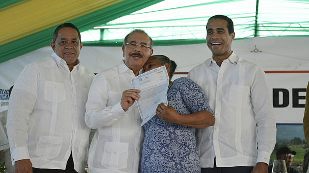 El presidente Danilo Medina y la vicepresidenta Margarita Cedeño con el equipo del Licey.