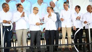 Presidente Medina entrega hospital en Jánico, Santiago