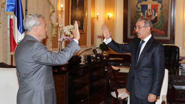 
El presidente Danilo Medina juramentó a Nelson Toca Simó como ministro de Industria, Comercio y Mipymes.