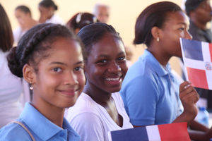 Estudiantes en reciben nueva escuela. 