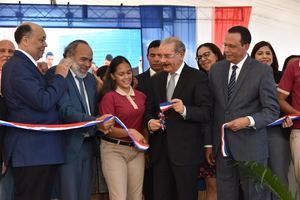 Danilo Medina entrega liceo y un centro educativo de Básica en el municipio de Salcedo