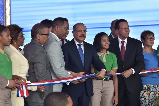 Presidente Danilo Medina entrega un politécnico y una escuela Primaria en La Romana para albergar a 1,960 estudiantes.