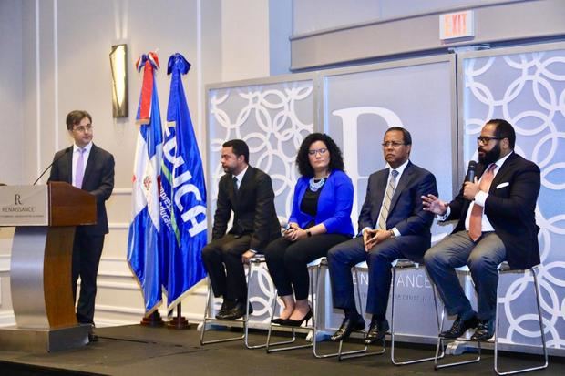 Darwin Caraballo, en el podium, DavidLapaix, Camila Olivero, Yuri Rodriguez Guinaldis Vásquez.