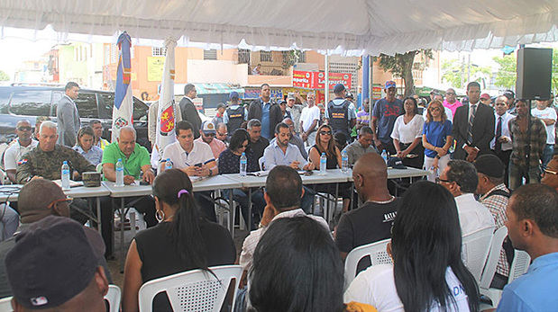 El Alcalde David Collado encabeza asambleas comunitarias en Guachupita y Villas Agrícolas.