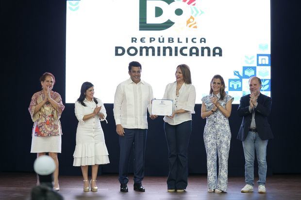 David Collado, Ligia Bonetti y Biviana Riveiro entregaron la certificación a la ministra Milagros Germán, quien estuvo acompañada por Angela Hernández y Joan Ferrer.