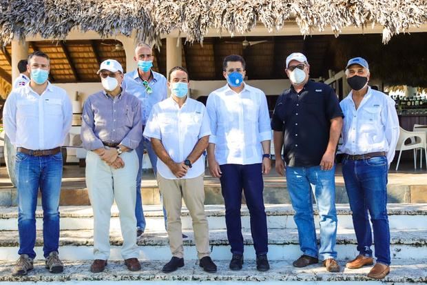 David Collado Ministro de Turismo y Polibio Schiffino presidente de lAHTS junto a otros empresarios turisticos.