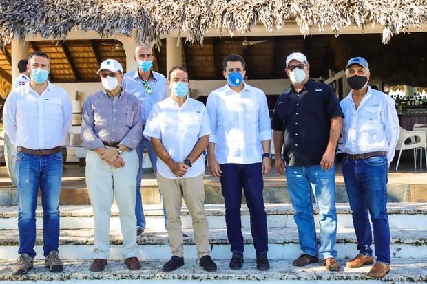 David Collado Ministro de Turismo y Polibio Schiffino presidente de lAHTS junto a otros empresarios turisticos.