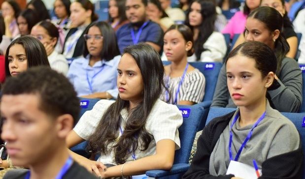Decenas de estudiantes de psicología se mantuvieron interesados durante toda la jornada.