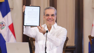 Abinader firma su primer decreto de forma digital