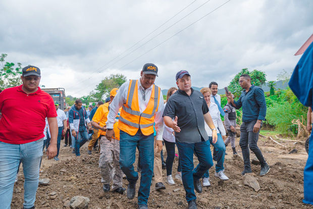 Defensa Civil acompaña a Gobernación en respuesta a afectados por inundaciones en La Vega.