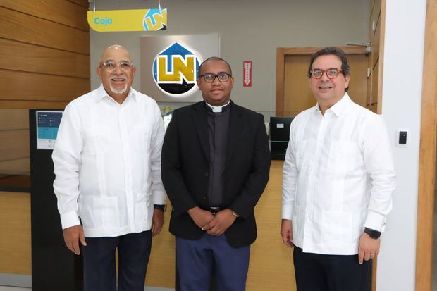 Francisco Melo Chalas, Presidente de la Junta de Directores; Rev. P. Marcos Marrero, Canciller de la Diócesis de Baní y Párroco de la Iglesia Santa Cruz y Gustavo Zuluaga Alam.