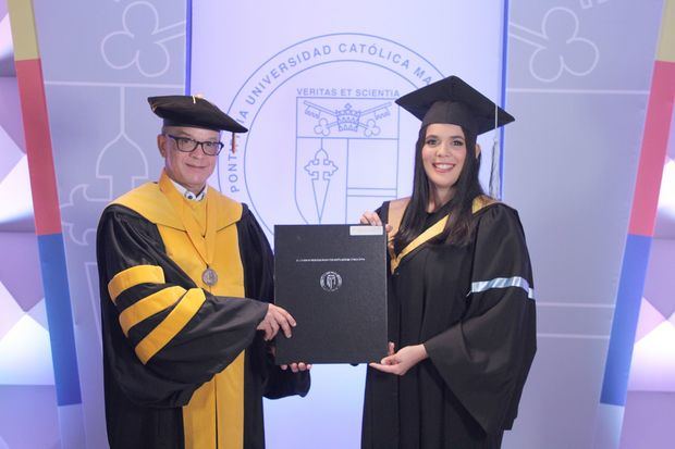 Mons. Alfredo de la Cruz Baldera.y Maité Frías, graduanda