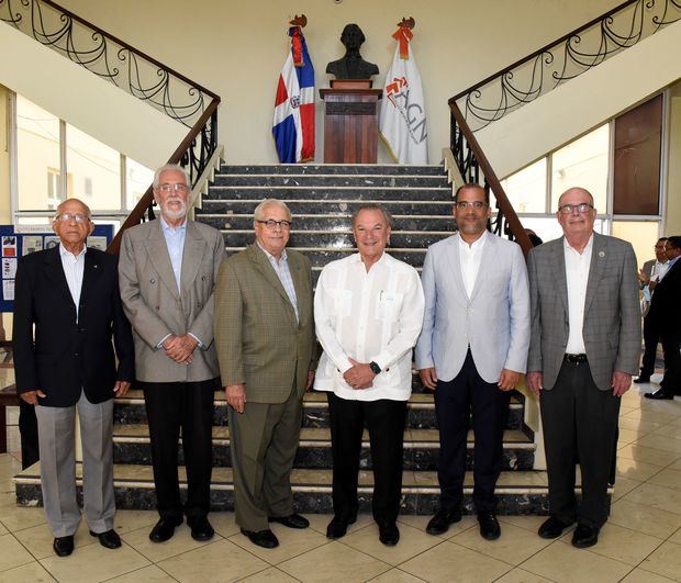 De izquierda a derecha, Rafael Báez (Cucullo), Eduardo García Michel, José Rizek, Frank Rainieri, Olivo Rodríguez y Roberto Cassá..JPG
