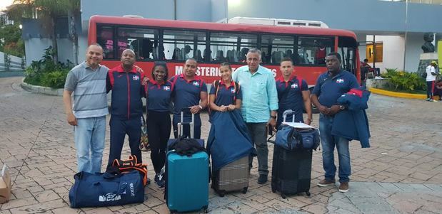 Licenciado Luis Mejía Oviedo, presidente del Comité Olímpico Dominicano, COD, junto a la delegación de gimnasia.