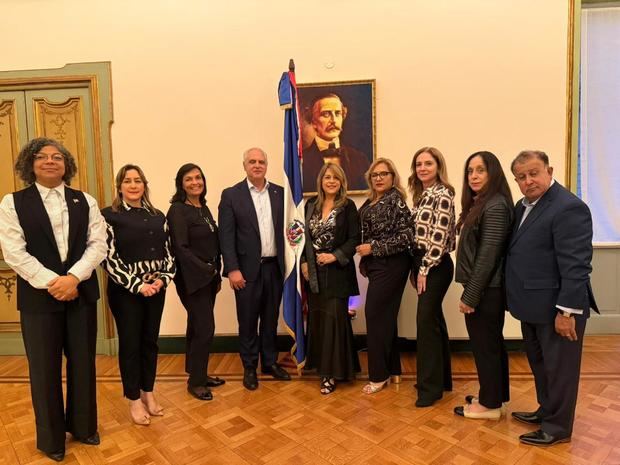 Delegación que visitó la Embajada de la RD.