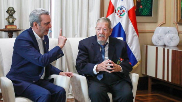 Presidente Abinader recibe al comandante Delio Gómez Ochoa