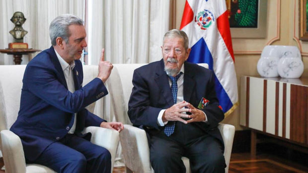 Presidente Abinader junto al comandante Delio Gómez Ochoa en su visita en el Palacio Nacional.