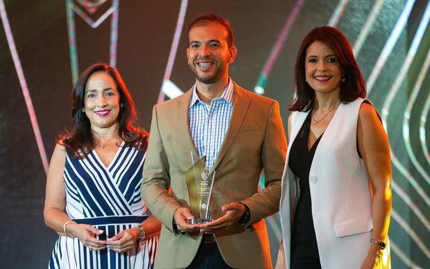 Amalia Inchaustegui, Víctor Bermúdez entrenador de vóleibol y Gerty Valerio.