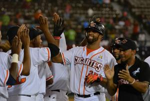 Leones y Gigantes provocan triple empate en la cima del béisbol dominicano