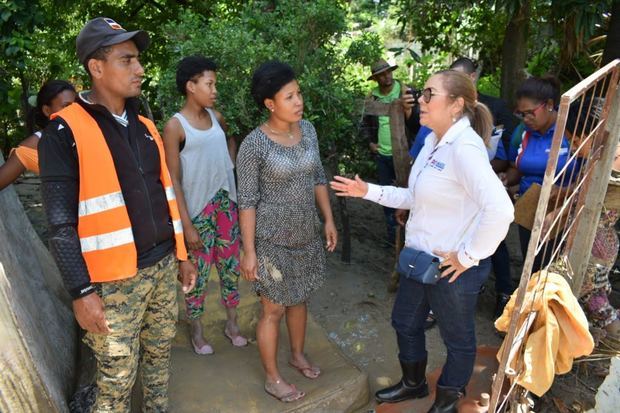 Iris Guaba, Directora del Plan de Asistencia Social de la Presidencia (PASP), se trasladó a las zonas afectadas por el desborde del río Macasías.