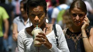Detectan más riesgo muerte prematura en mujeres que toman bebidas azucaradas 