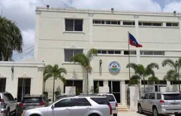 El consulado haitiano en Dajabón aclaró que la persona detenida el pasado jueves transportando inmigrantes indocumentados en un automóvil no era personal diplomático, sino un chofer dominicano.