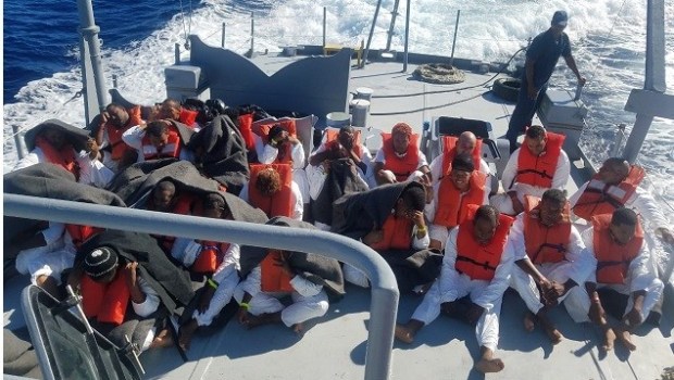 Agentes de Aduanas y Protección Fronteriza de Estados Unidos (CBP, en inglés) junto a guardabosques del Departamento de Recursos Naturales y Ambientales de Puerto Rico, detuvieron este viernes a 39 dominicanos que desembarcaron en la playa de Mujeres en la isla de Mona.