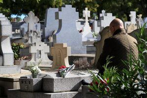 Un hombre visita la tumba de un familiar en el cementerio de la Almudena, en Madrid, en una imagen de archivo.
