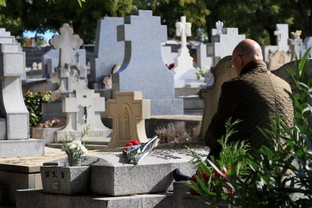 Un hombre visita la tumba de un familiar en el cementerio de la Almudena, en Madrid, en una imagen de archivo.
