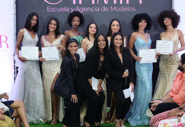 Diana Betances, Carly Mañán y Armanda Germoso junto a graduandas.