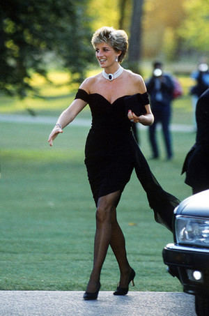 Diana de Gales con el conocido 'vestido de la venganza', un conjunto con el que asistió a un evento el mismo día que su aún esposo, el príncipe Carlos, anunció públicamente su adulterio con Camilla Parker Bowles.
