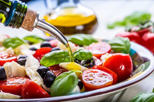 La dieta mediterránea se ha relacionado con tasas más bajas de enfermedades crónicas y una vida útil más larga .