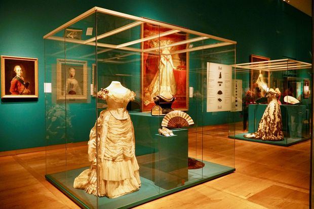 Unos 300 objetos de valor de la dinastía Romanov (1613-1917), que incluyen el espejo doble de la emperatriz Catalina la Grande y una diadema de la zarina María Fjodorovna, brillan desde este sábado en el Hermitage de Ámsterdam en la exposición de celebración de su décimo aniversario. 