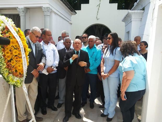 Diomedes Núñez Polanco en la ofrenda floral con motivo del 110 aniversario del natalicio del profesor Juan Bosch.